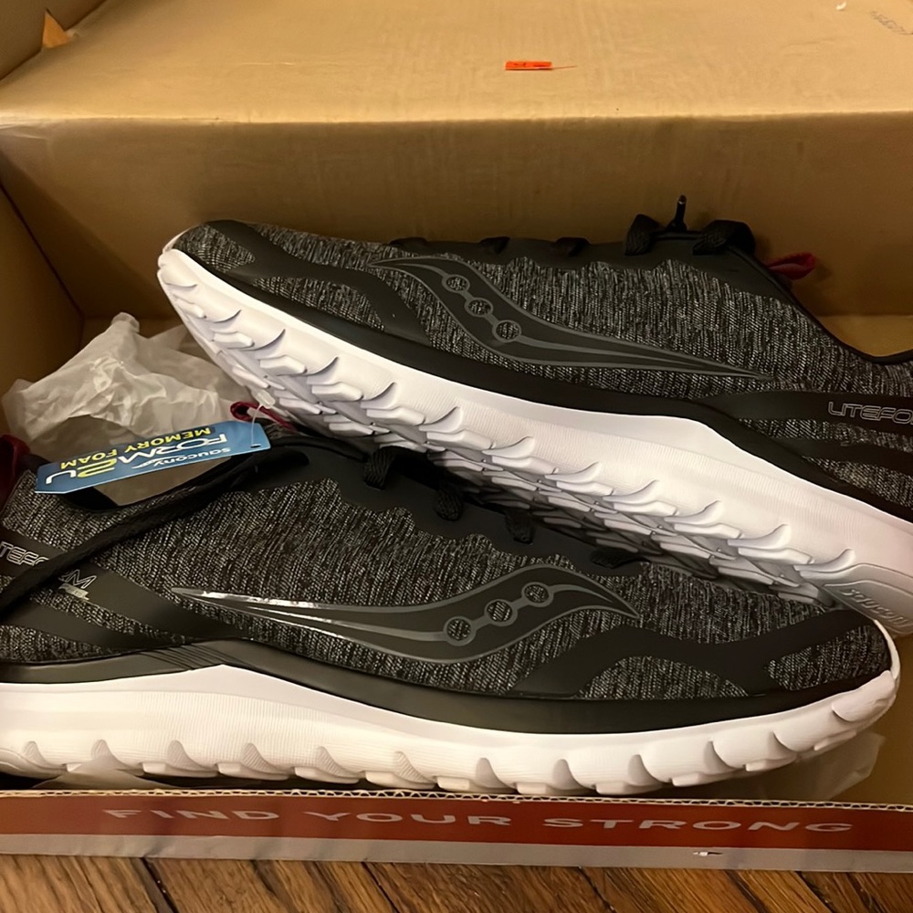 NIB Saucony Liteform Feel W Black US 8.5 Tennis Shoes